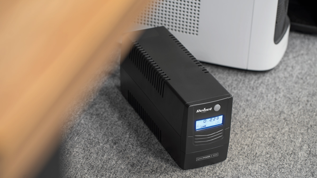 Núdzový zdroj UPS REBEL Nanopower Plus 850